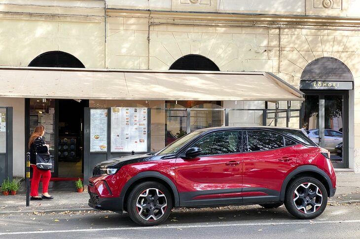 オペルの現行コンパクトSUV「モッカ」。2022年10月シエナにて。