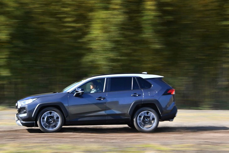 “クロスオクタゴン（交差する八角形）”をテーマにデザインされた新型「RAV4」。武骨なエクステリアにタフさと安定感が表現されている。