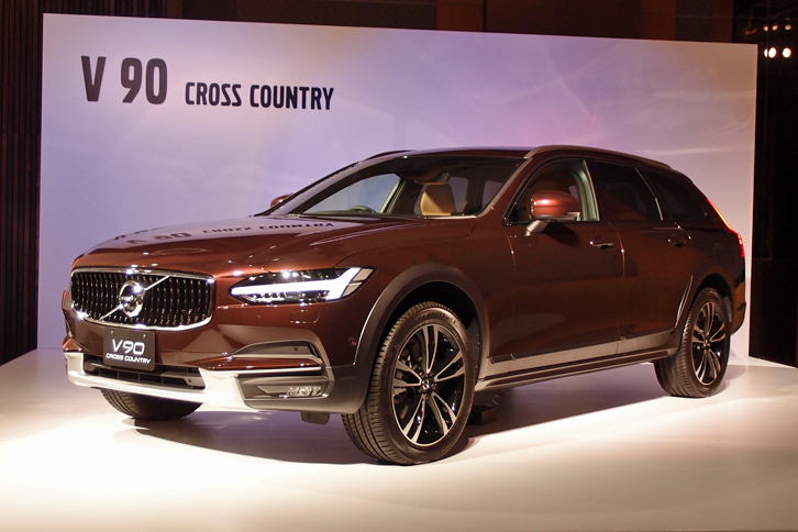 「S90」「V90」と同時に、悪路走破性に優れる「V90クロスカントリー」（写真）も発売された。