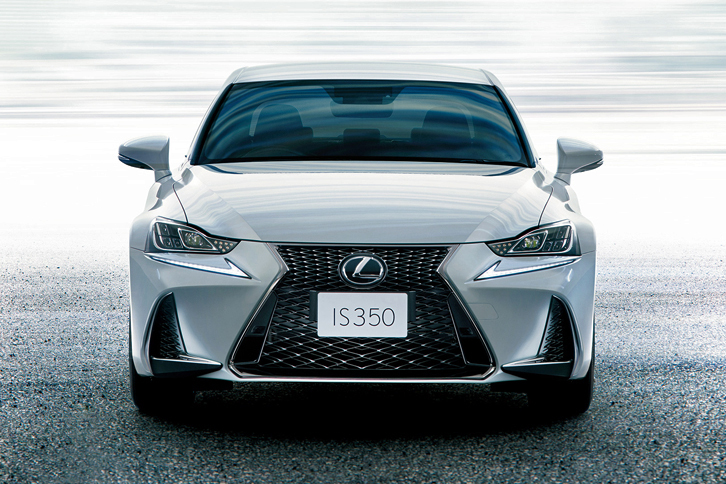 フロントまわりでは、バンパーやヘッドランプに加え、スピンドルグリルのデザインも変更された。