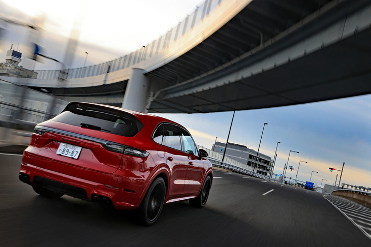 エンジンの変更は動力性能の向上に寄与。0-100km/h加速は従来型より0.6秒速い4.5秒、最高速は同じく8km/h速い270km/hとなった（いずれもスポーツクロノパッケージ装着車の数値）。