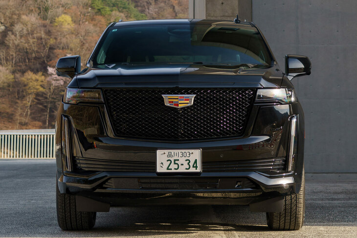 渕野「ボンネットが高い！ フロントマスクがもう壁ですね」　
	ほった「この下には6.2リッターのブイハチが収まっているわけですからね。エンジンの写真を撮るとき、カメラマンさんがいつも難儀していますよ（笑）」