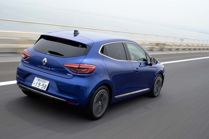 「ルーテシアE-TECHハイブリッド」のパワートレインは1.6リッター直4エンジンをベースとしたハイブリッド。WLTCモード燃費は25.2km/リッターを誇る。（写真＝向後一宏）