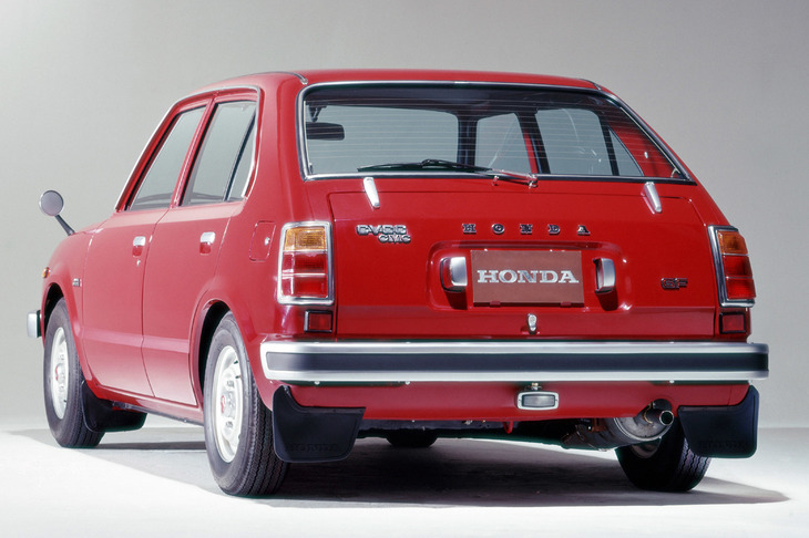 リアワイパーは1972年に登場した初代「ホンダ・シビック」に初めて装備された。（写真は1975年の「CVCC 1500 4ドアGF」）