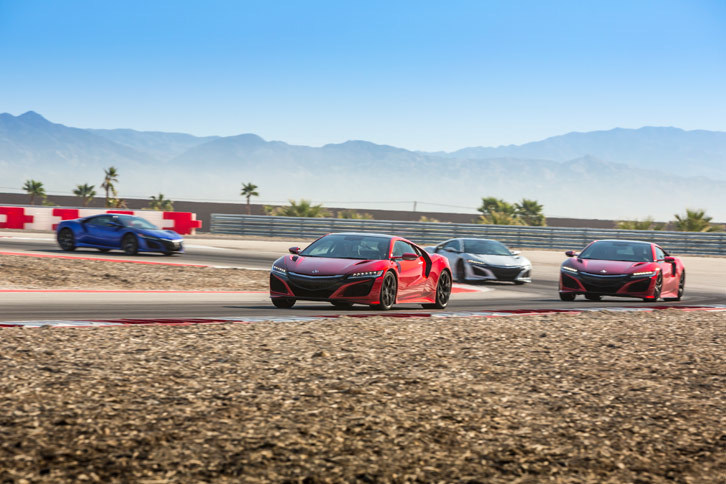 サーキットを走る、赤、白、青の「NSX」。北米仕様には全8色のボディーカラーが用意される。