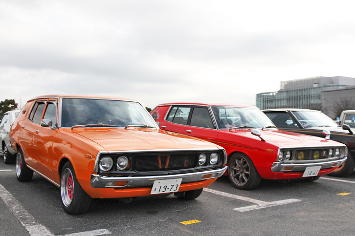 1970年代に流行（はや）った、アメリカ西海岸発祥バニング風のカスタマイズを施された2台の「日産スカイライン ワゴン1800GL」。通称ケンメリこと4代目スカイラインの乗用ワゴンで、左が1973年、右が1974年式。