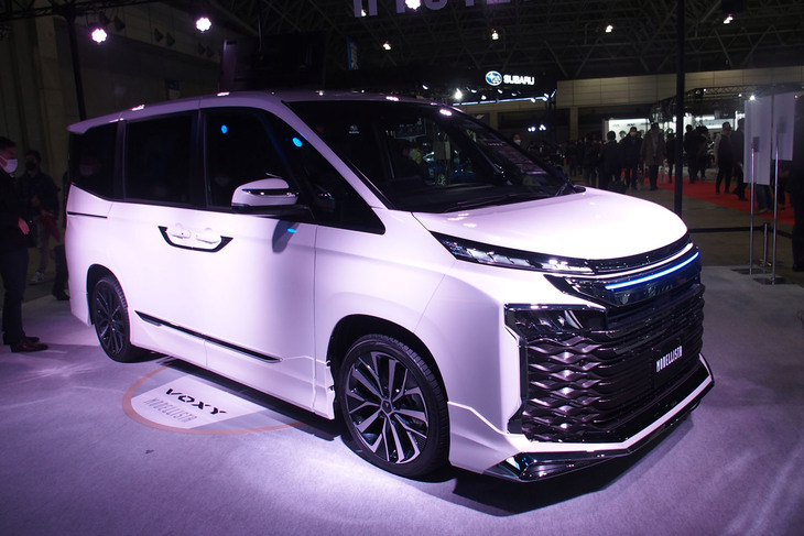 モデリスタのカスタマイズパーツが装着された新型「トヨタ・ヴォクシー」。