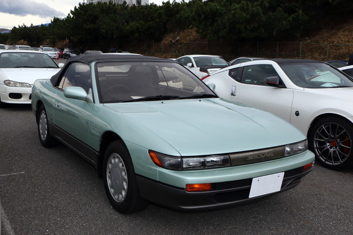 爆発的ヒットを記録したS13型「シルビア」の前期だけに設定があった「シルビア コンバーチブル」。ターボエンジンを搭載した「K’s」のAT仕様をベースに、電動式ソフトトップを備えたぜいたくなものだった。イメージカラーだった「ライムグリーンツートン」が懐かしい。