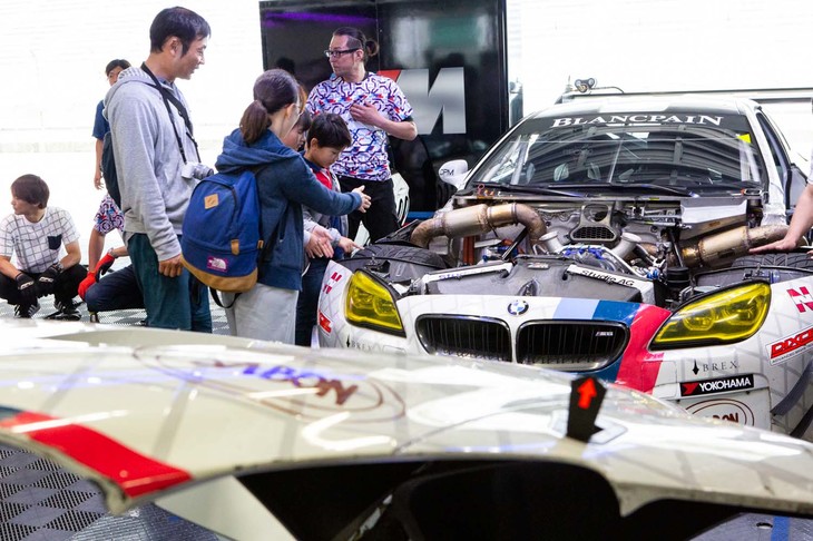 「BMW Team Studie.」の現役レーシングマシンを用いたコックピット乗車体験には多くの家族連れが訪れ、子供たちがマシンに乗り込む姿を撮影していた。ボンネットをメカニックと一緒に取り外すなど、チームの一員になった気分も味わえた。