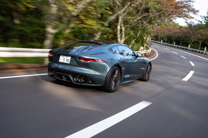 ジャガーの電気自動車「Iペース」はSUVでありながら、スポーツカーのようだと評されるフットワークが魅力のひとつ。電気自動車専業になっても心配は無用だ。