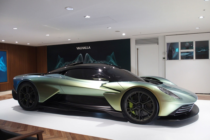 アストンマーティン・ヴァルハラ（サイドビュー）