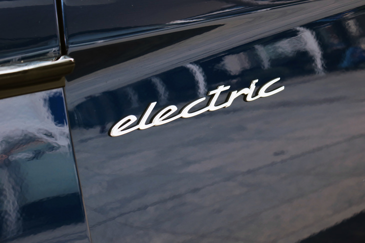 ポルシェ・タイカン4クロスツーリスモ（「electric」のロゴ）