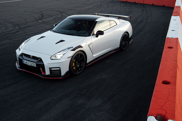 2020年型の「GT-R NISMO」。ボディーカラーには「バイブラントレッド」「メテオフレークブラックパール」「アルティメイトメタルシルバー」「ブリリアントホワイトパール」が用意される。