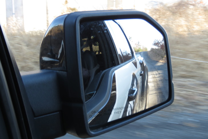 デカいといえば、ドアミラーのデカさも「ラプター」では印象的だった。クルマ側の全幅の大きさもあり、今回ほど電動格納機構をありがたく思ったことはない。