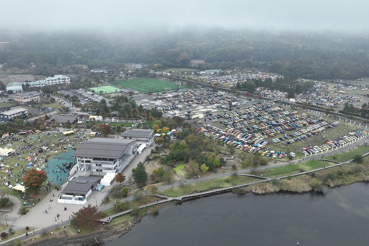 「ルノー カングージャンボリー2022」の会場となった山中湖交流プラザ きららを空から見た様子。この広い会場が「カングー」で埋め尽くされた。あなたのカングーはどこに？