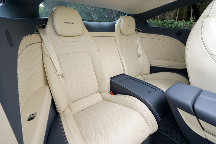 2ドアクーペとはいえ後席の快適性にも抜かりはない。前席と同じく、座席にはヒーターやベンチレーション機能、マッサージ機能が備わり、センターコンソールには12Vの電源ソケットやUBS Type-Cポートが装備される。