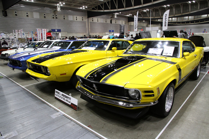 AUTO STATES officialが展示していた3台の「フォード・マスタング」。手前から1970年「BOSS 302」、映画『バニシング in 60』に出てくる「マッハ1」風の1973年「スポーツルーフ」、そして正規輸入車という1973年マッハ1。