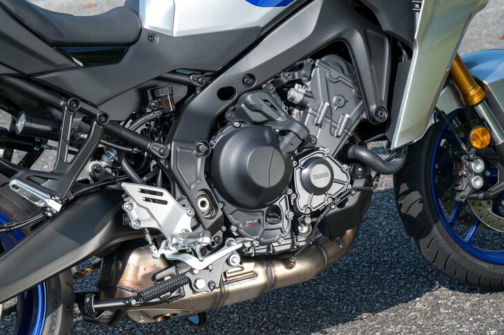 エンジンは、ヤマハの上級モデルではおなじみの888ccの水冷並列3気筒。シフトアクチェーターとクラッチアクチュエーターはいずれもエンジンの後方に搭載されており、足に干渉するようなことはない。