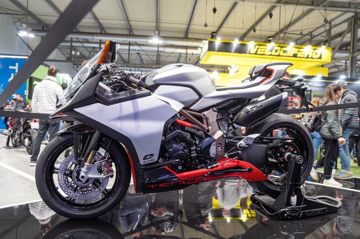 中国のQJモーターは、「MVアグスタF4」のプラットフォームを利用したスーパースポーツモデル「SRK1000RC」を発表した。QJモーターはベネリやキーウェイ、MBKといったブランドを展開しており、またハーレーダビッドソンの小排気量モデル「X350」や「X500」もグループで手がけている。今後、QJモーターとMVアグスタが継続的にプラットフォームの相互利用を行うかは不明だが、もしそうなれば面白い展開が期待できる。