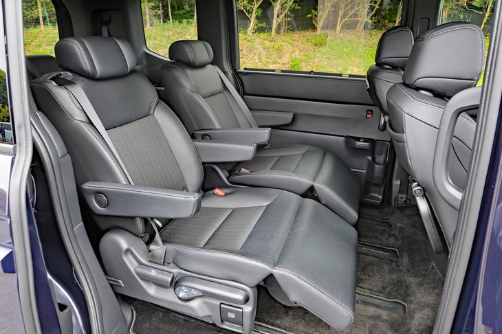 2列目キャプテンシートは、前後方向に加え、左右方向にもスライドが可能。「スパーダ」系のグレードにはオットマン（足置き）も標準装備される。（写真：荒川正幸）