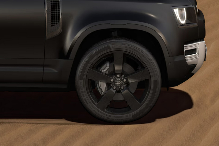 グロスブラックフィニッシュの22インチ“スタイル5098”アロイホイールを採用。