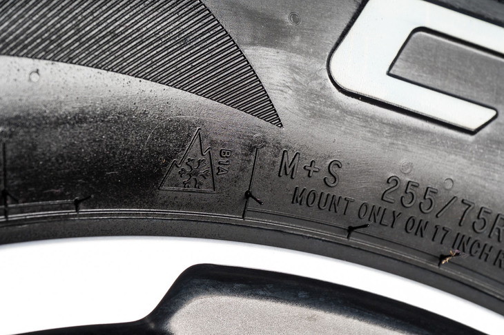サイドウォールに刻まれた「M＋S」と「スノーフレークマーク（スリーピーク）」。国際基準のシビアスノータイヤ要件を満たしている証しであり、日本の高速道路の冬用タイヤ規制下でも走行できる。