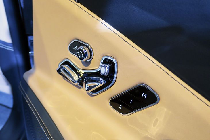 ベントレー・フライングスパー ハイブリッド（リアドアコンソール）