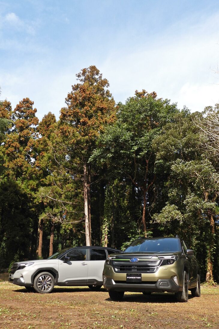 「スバル・フォレスターX-BREAK S：HEV EX」（写真向かって右）と「フォレスター プレミアムS：HEV EX」（同左）。