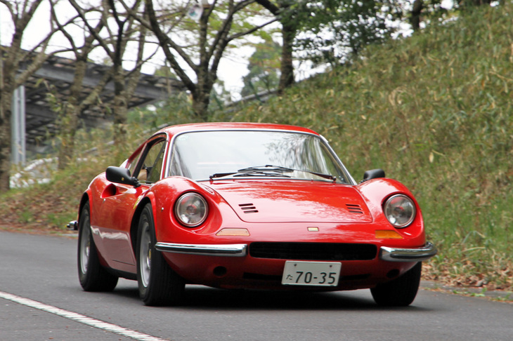 特別展示車両の1台だった1971年「ディーノ246GT」。今見ると非常にコンパクトだが、ボディーサイズは2代目「トヨタMR2」より少々長く、幅はほぼ同じで、車高は10cm以上低い。