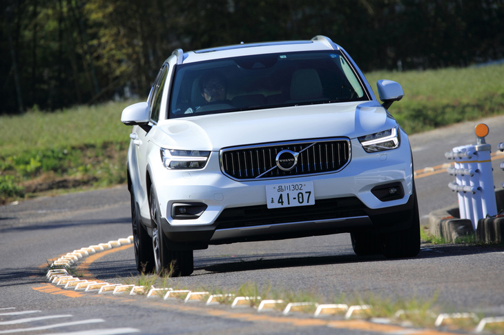 今回の試乗車には装備されていなかったが、「モメンタム」と「インスクリプション」には、ドライビングモードと連動して減衰力を調整する電子制御サスペンションもオプションで用意される。（写真＝荒川正幸）