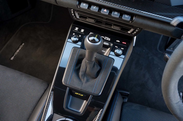 ノーマルの「911」（8段DCT）がバイワイヤ式シフトセレクターなのに対し、「GT3」（7段DCT）ではガチャガチャと操作する油圧式を採用。MTのようなレバーは上部のポジション表示部がリリースボタンになっている。