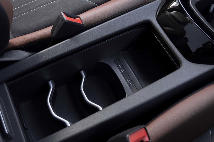 センターコンソールのシャッター内にはスマートフォンのワイヤレスチャージャーがレイアウトされている。