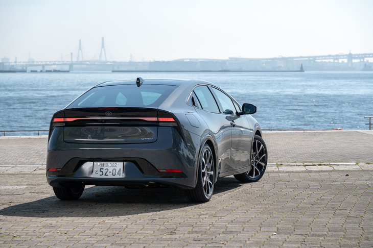 新型「プリウス」のPHEVのハイブリッド燃料消費率は、WLTCモード計測で26.0km/リッター。30.3km/リッターだった従来型と比べると、ちょっと寂しい数字だ。プリウスにはやはり、燃費も頑張ってほしい。