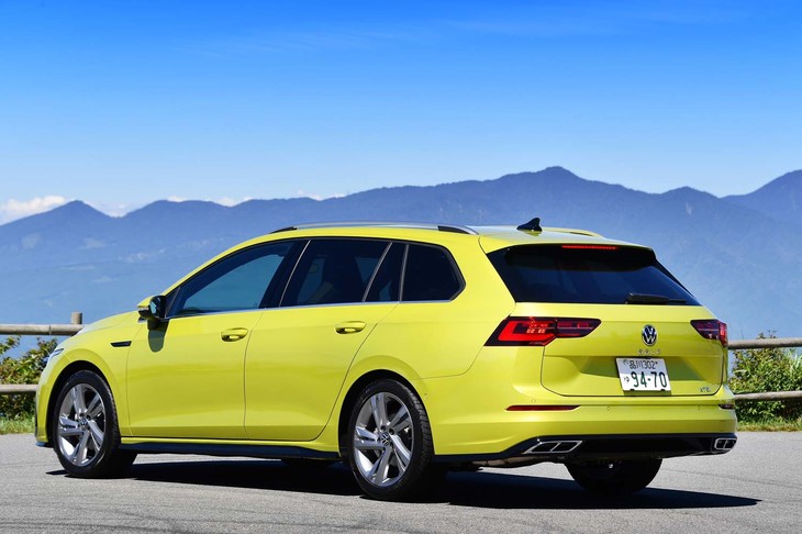 ルーフラインが後方に向けて下降していくのは先代モデルと同様だが、新型ではそれが鋭角になっているのが特徴。よりスポーティーなスタイリングになった。