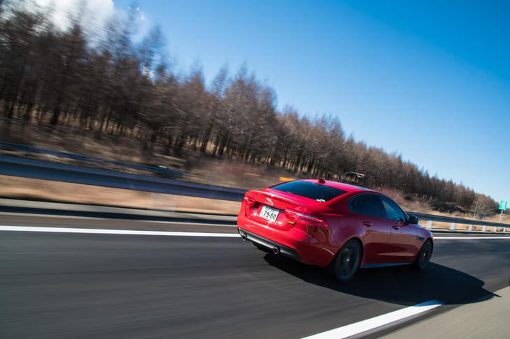 2019年モデルの「XE」のボディーカラーは全12種類。このうち「300スポーツ」には「サントリーニブラック」「ユーロンホワイト」「インダスシルバー」「フィレンツェレッド」の4色が設定されている。