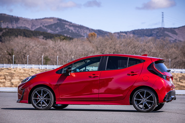 「アクアGRスポーツ」のボディーサイズは全長×全幅×全高＝4095×1695×1485mmで、ホイールベースは2600mm。ベースとなった「アクアG」（FF車）よりも全長が45mm長くなっている。