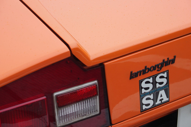 「ランボルギーニ・カウンタック」のエンブレム。