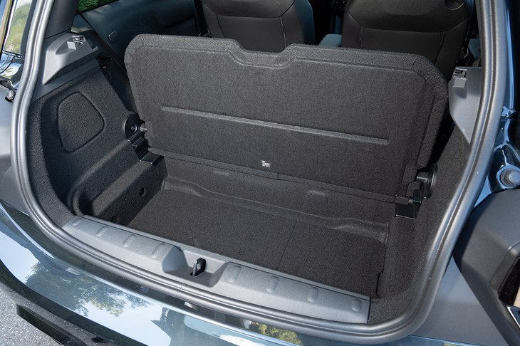 フロアボードの下にもこんなに広い収納スペースがある。