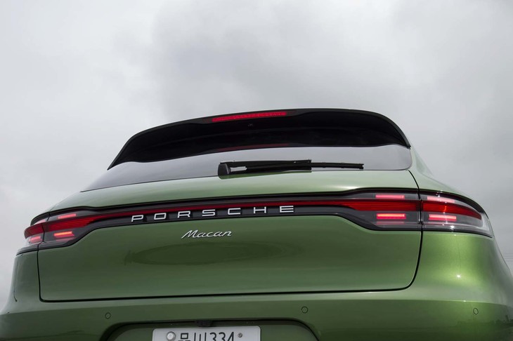 左右が独立していたリアコンビランプは、発光式ストリップで連結。水平基調のデザインに改められた。