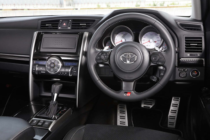 カーボン調加飾でドレスアップされた「マークX 350RDS“GRスポーツ”」のインテリア。「86“GR”」ゆずりの小径ステアリングホイールが装着される。