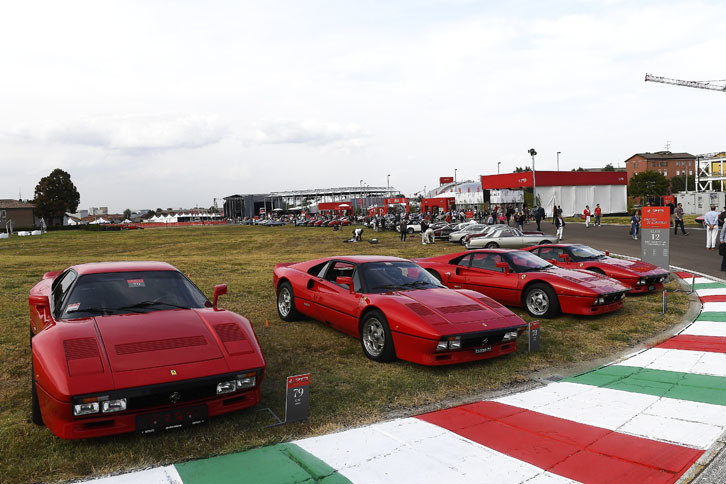 フェラーリのテストコース、ピスタ・ディ・フィオラーノにずらりと並んだコンクールデレガンス参加車たち。ここは「288GTO」の一群。