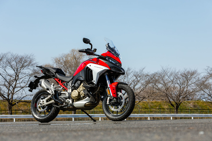2021年3月に発売されたばかりの「ムルティストラーダV4」。従来モデルのイメージを踏襲しつつ、エンジンの造形やサイドカウル下方に備わる空力パーツなどにより、ひと目で「新しいモデルだ」とわかる。