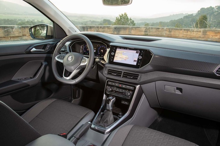 インテリアは「ポロ」のものに通じる直線基調ではあるものの、オリジナルデザインで仕立てられている。