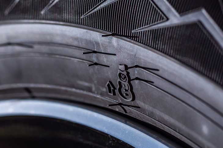 グッドイヤーのスタッドレスタイヤでは、プラットホーム（タイヤの使用限度である残り溝を確認するポイント）の位置を指し示すのに、矢印に加えて雪だるまマークが使用されている。