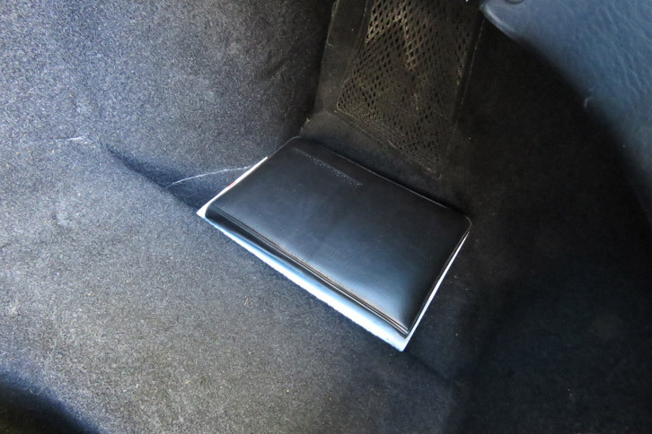 ラゲッジルームの右サイドの様子。フレームの仕切りのおかげでちょっとした物入れのようになっており、普段は写真の通り、車検証やトリセツを置いている。