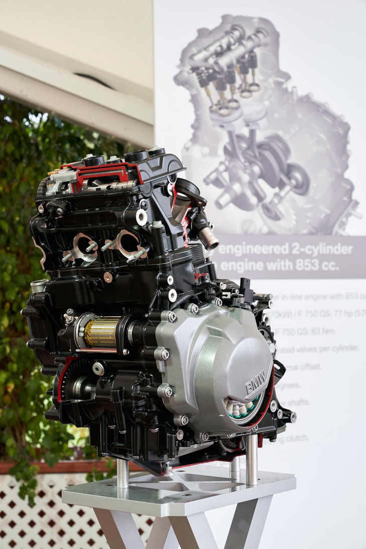 新開発の853cc水冷2気筒エンジン。「F850GS」では95psの最高出力と92Nmの最大トルクを、「F750GS」では77psの最高出力と83Nmの最大トルクを発生する。