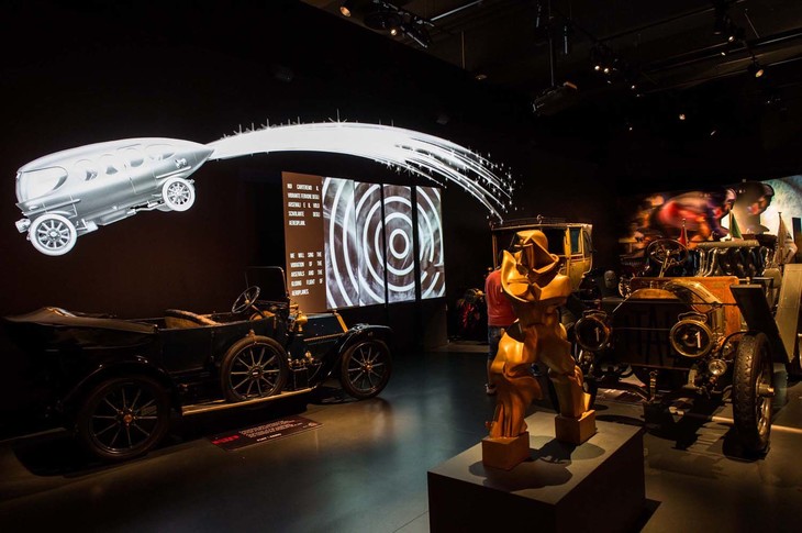 イタリアで巻き起こった、過去の芸術との決別、機械化によってもたらされたスピードをたたえるムーブメント、未来派（フュ―チャリズム）を絡ませた展示「1900年代のメカニカルフィーバー」。キャッチコピーがふるっている。「自動車は『サモトラケのニケ』より美しい」。紀元前に製作された大理石彫刻と比較するあたり、いかにもイタリアの博物館だ。