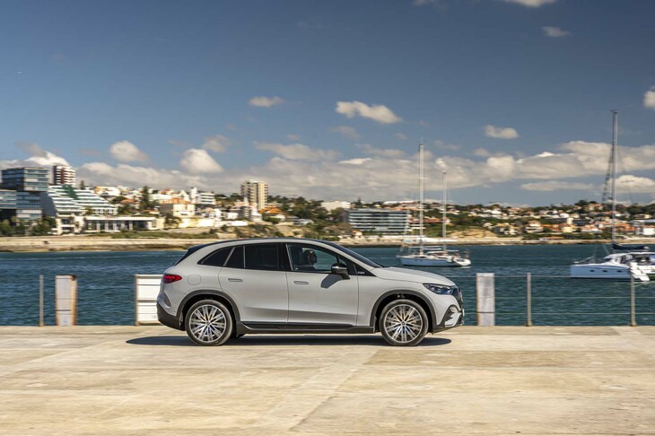 ワンボウ（一筆書きで書いた弓）フォルムを掲げていた「EQE」や「EQS」の未来的なスタイリングと比べるとスタンダードなSUVらしいフォルムだ。