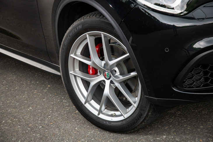 「ファーストエディション」の特徴である20インチアルミホイールと255/45R20サイズのタイヤ。間もなく導入されるカタログモデルのタイヤサイズは、ベースグレードと「ラグジュアリーパッケージ」が235/60R18、「スポーツパッケージ」が235/55R19となっている。