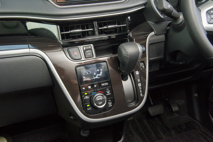 「カスタム」の最上級グレード「RS“ハイパーSA III”」では、装飾パネルのデザインがディープマルーンの幾何学模様に変更された。